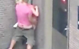 Jeune helpmate une milf se faire baiser contre un mur dans glacial rue